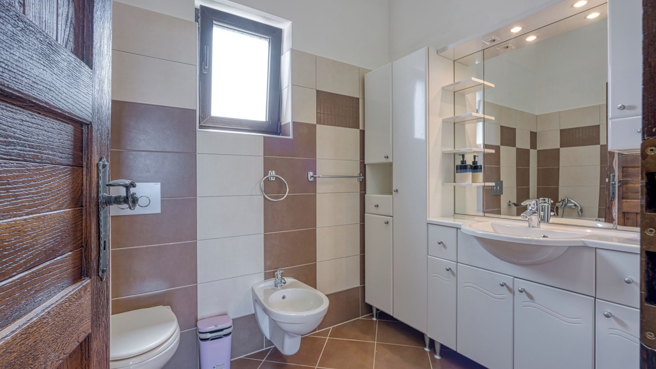 Photo of Bathroom in Tar