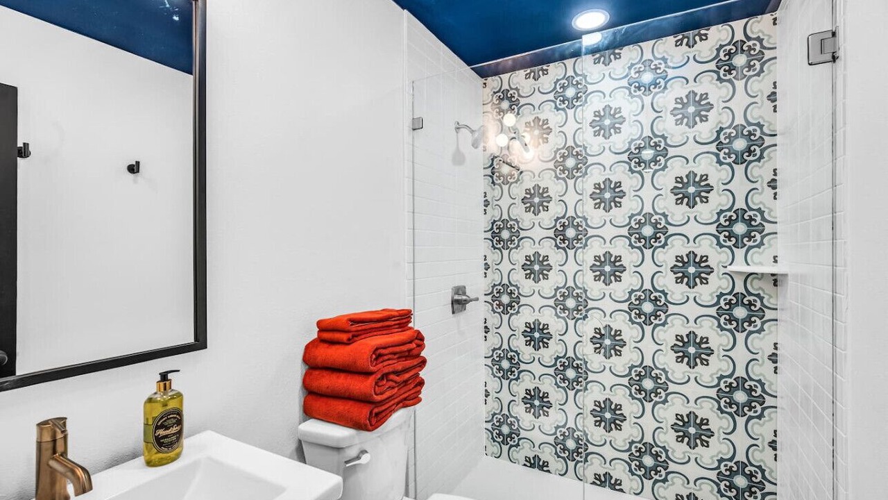 Photo of Bathroom in Austin Ave.