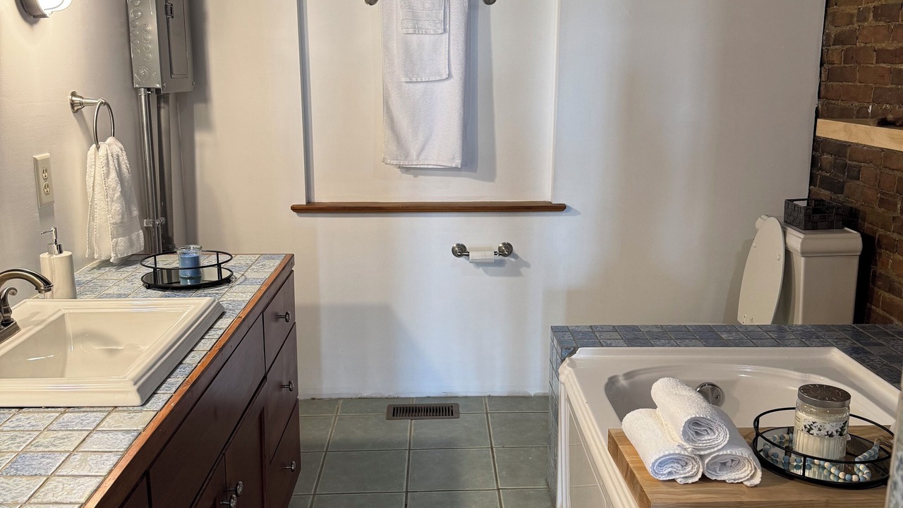 Photo of Bathroom in Hannibal