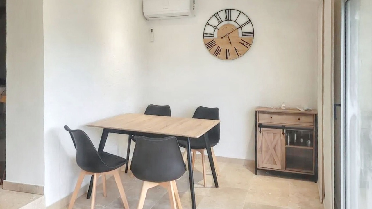 Photo of Livingroom in Saint-Michel-l'Observatoire