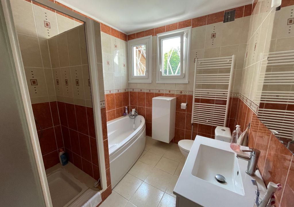 Photo of Bathroom in Veigne
