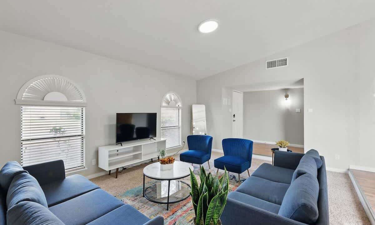Photo of Livingroom in Northeast Carrollton