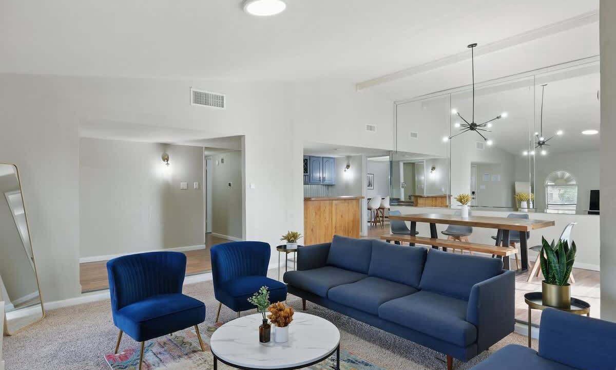 Photo of Livingroom in Northeast Carrollton
