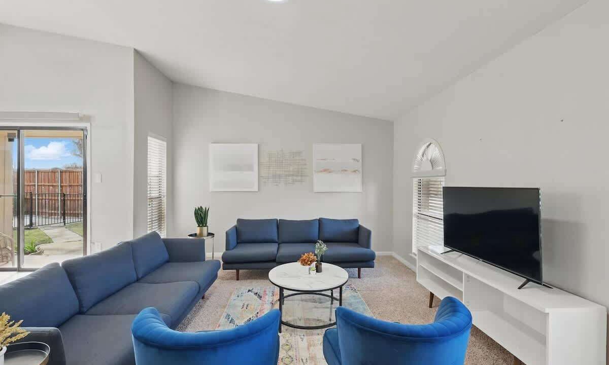 Photo of Livingroom in Northeast Carrollton