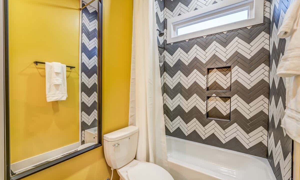 Photo of Bathroom in Cooper-Young Historic District