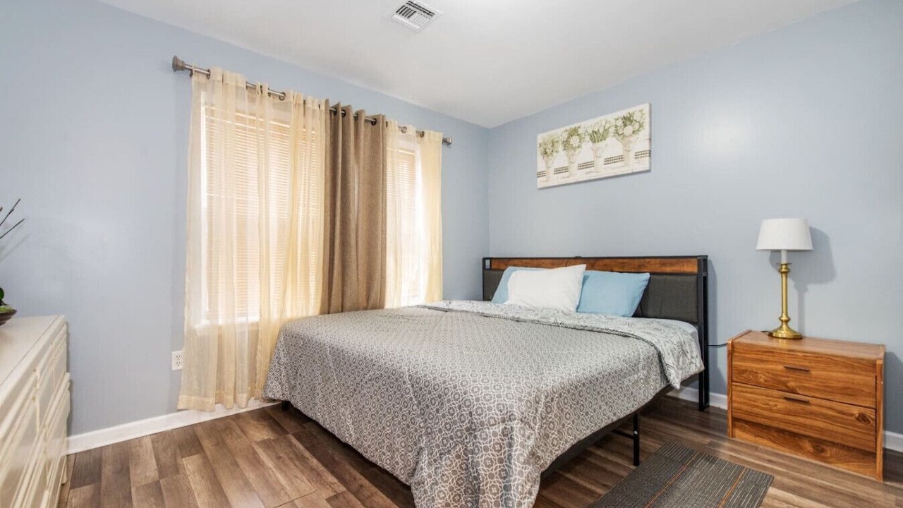 Photo of Bedroom in Newark