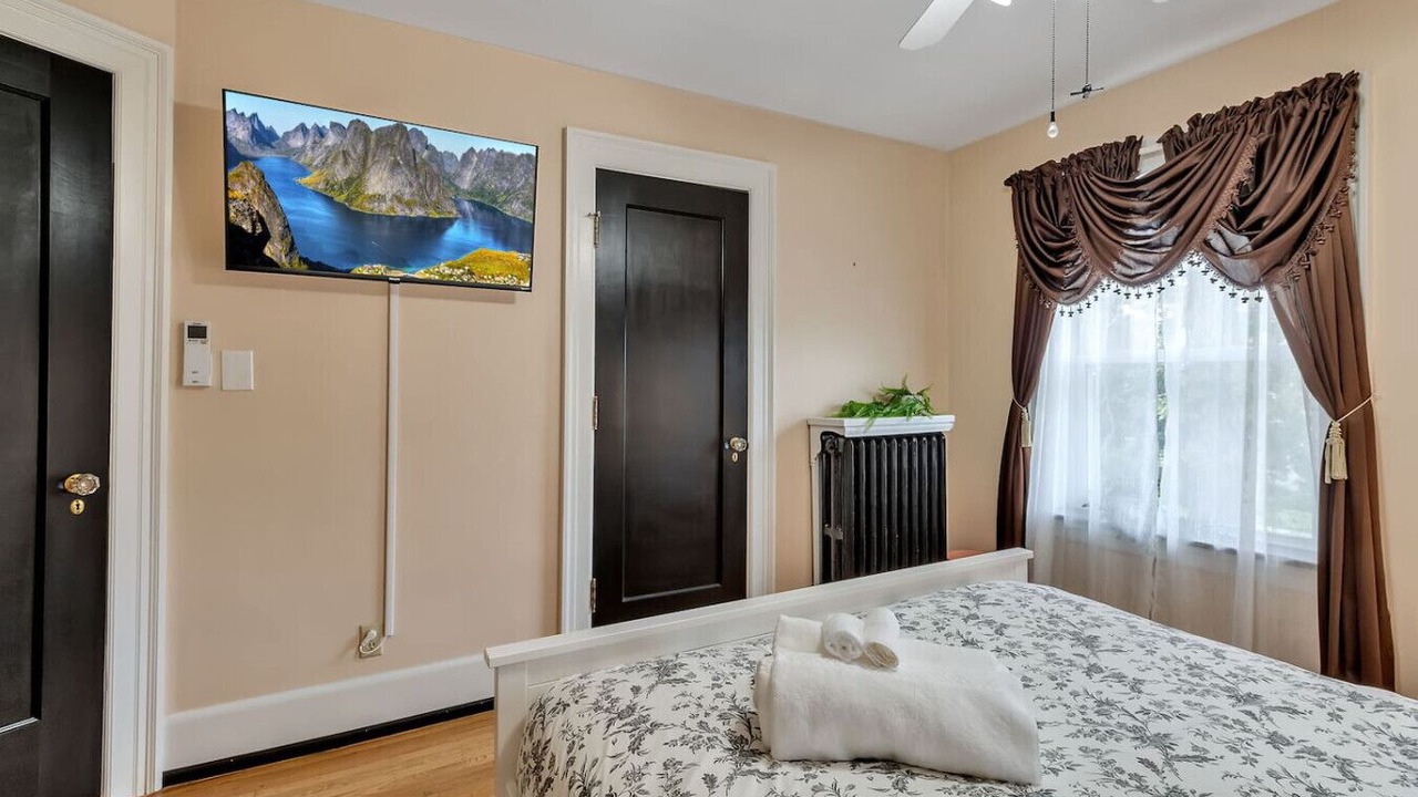Photo of Bedroom in Downtown Niagara Falls