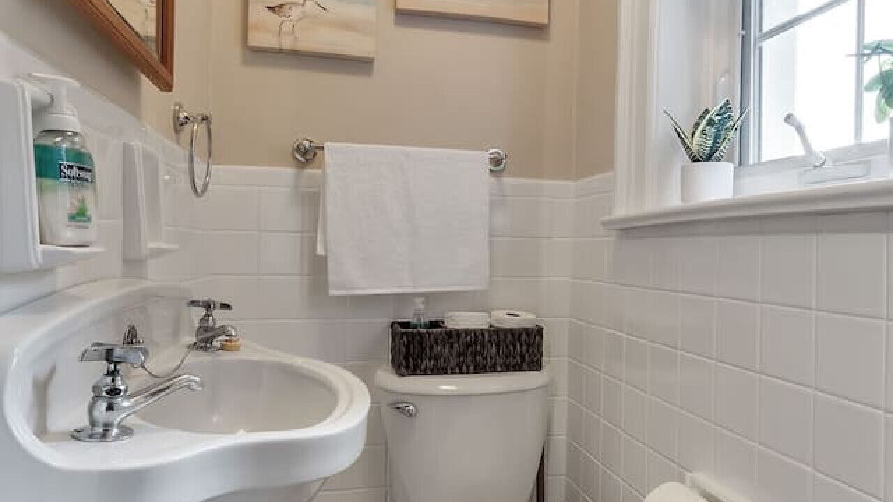 Photo of Bathroom in Downtown Niagara Falls