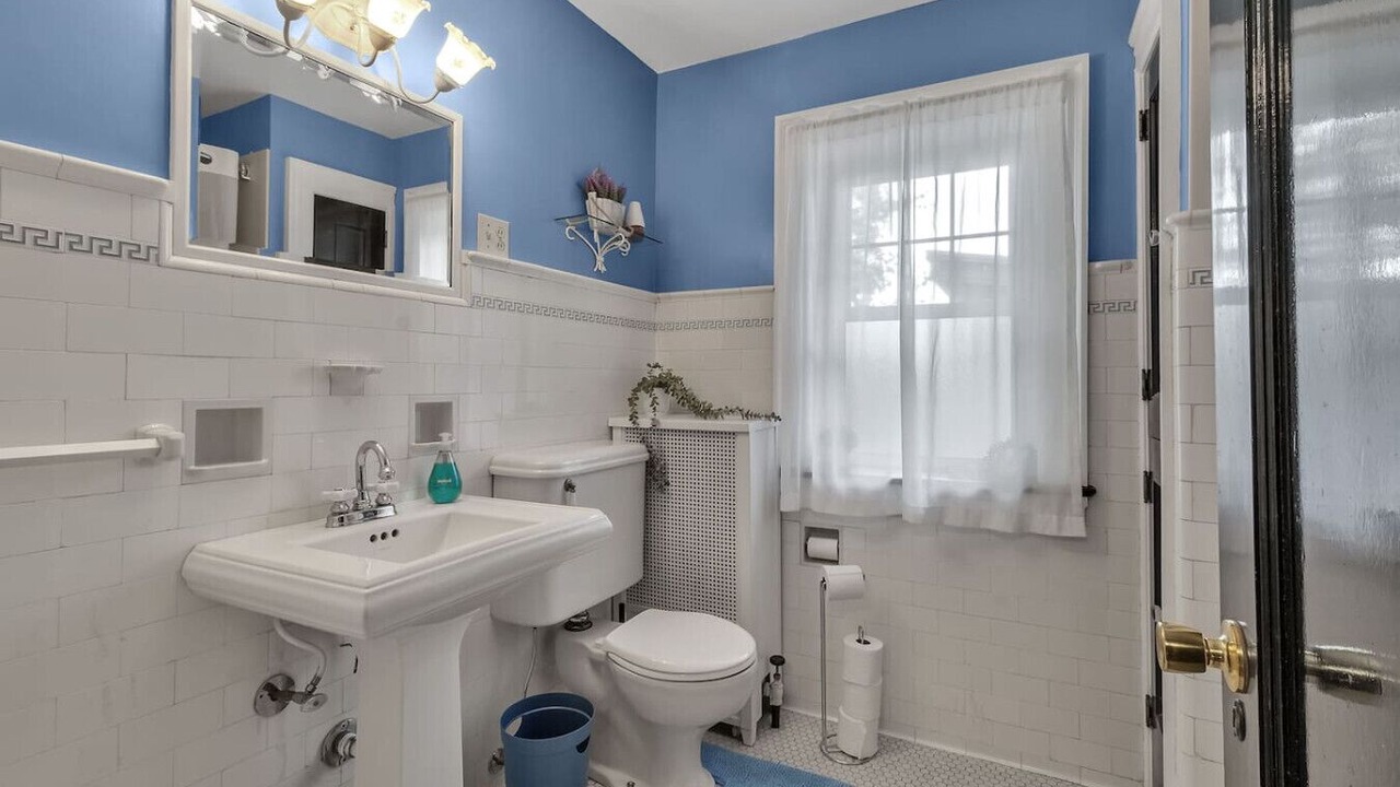 Photo of Bathroom in Downtown Niagara Falls