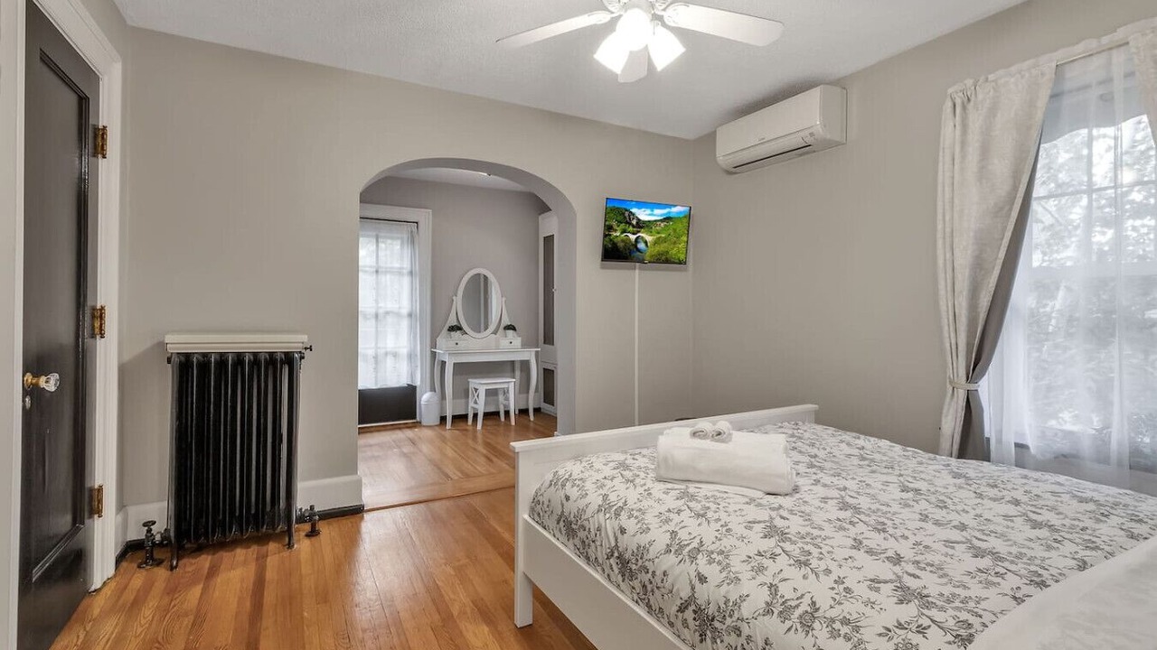 Photo of Bedroom in Downtown Niagara Falls