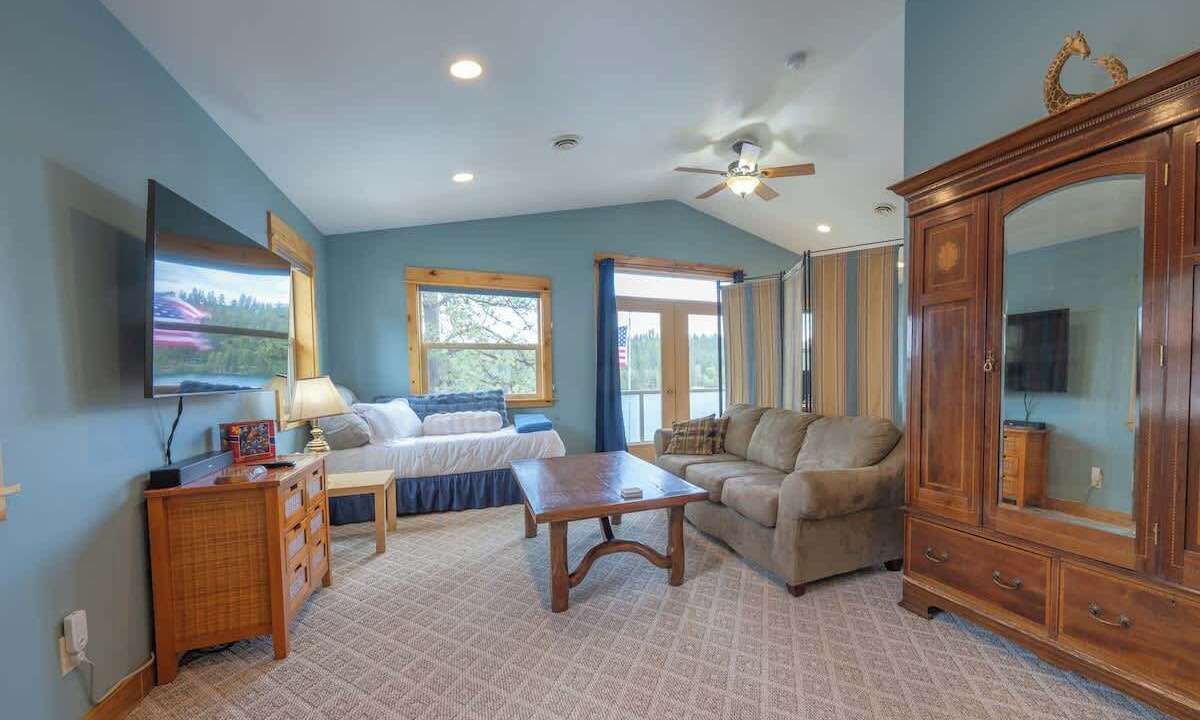 Photo of Livingroom in Loon Lake