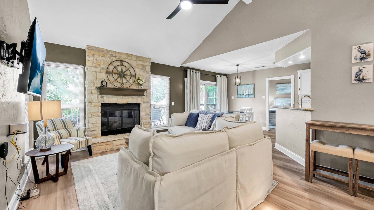 Photo of Livingroom in April Sound