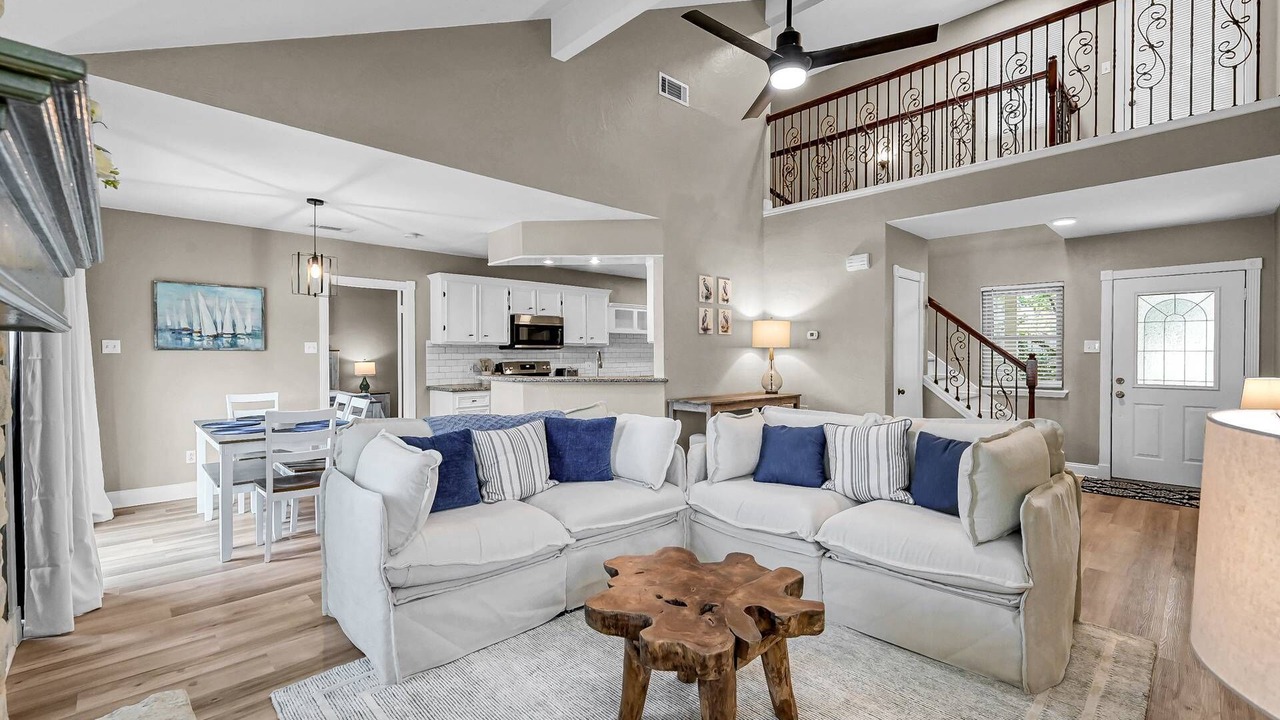 Photo of Livingroom in April Sound
