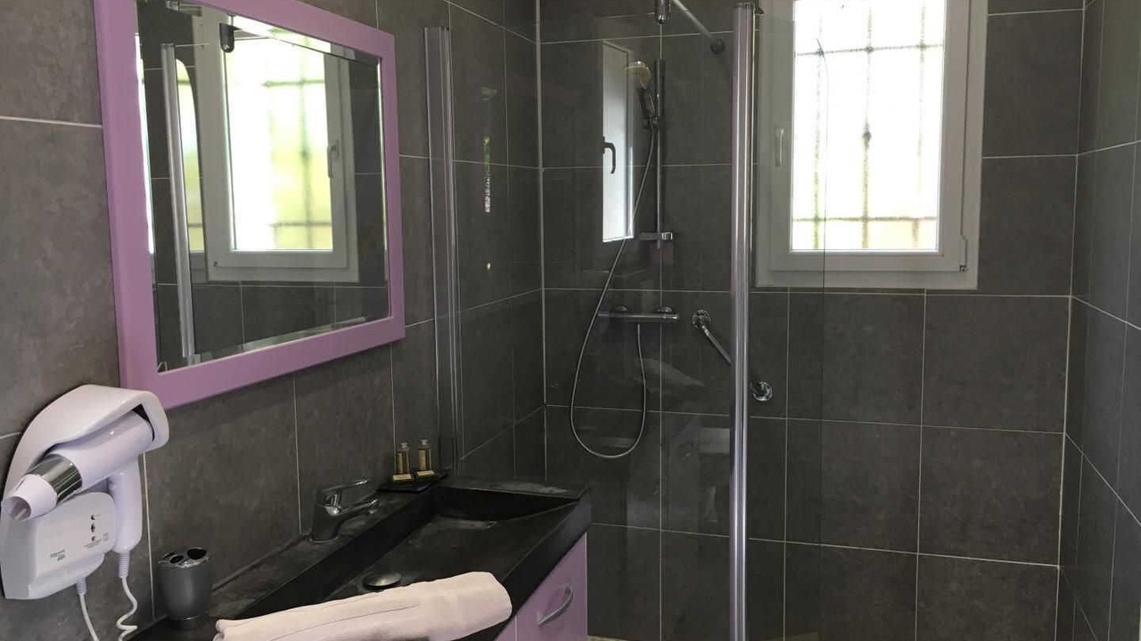 Photo of Bathroom in Biot