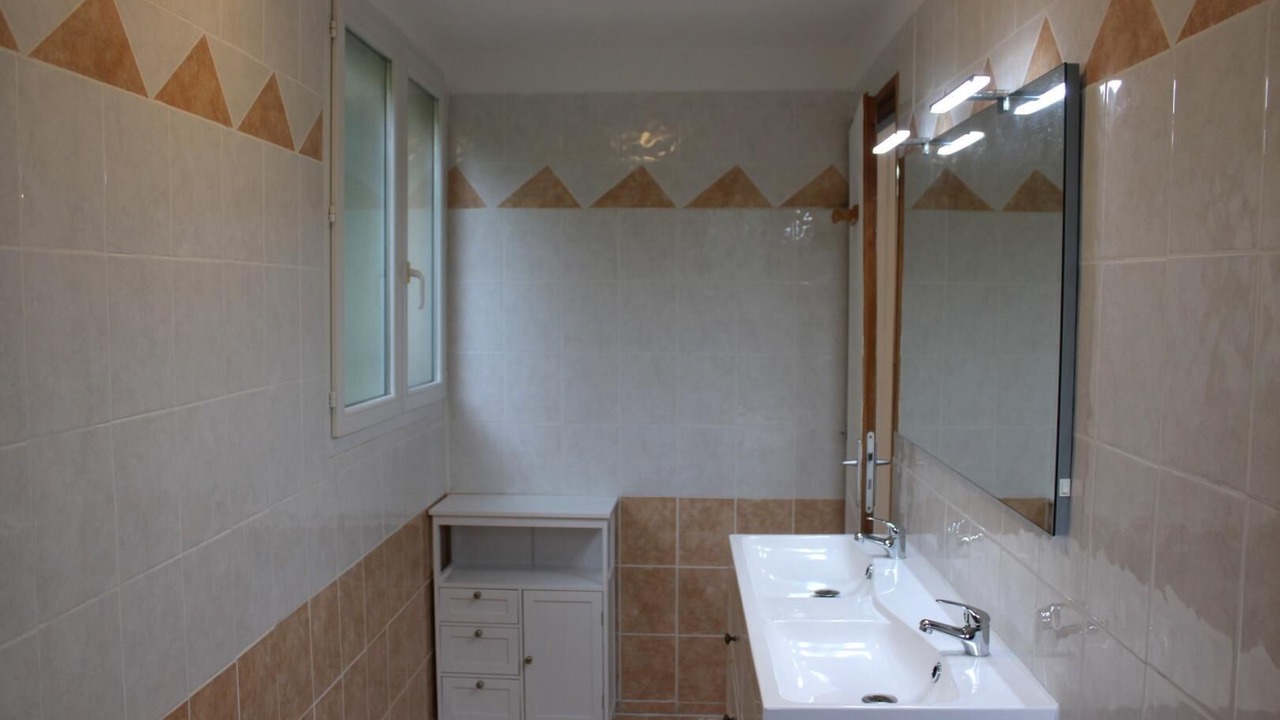 Photo of Bathroom in Contes