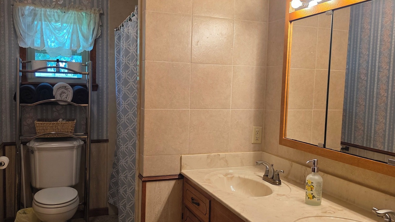 Photo of Bathroom in Elmo