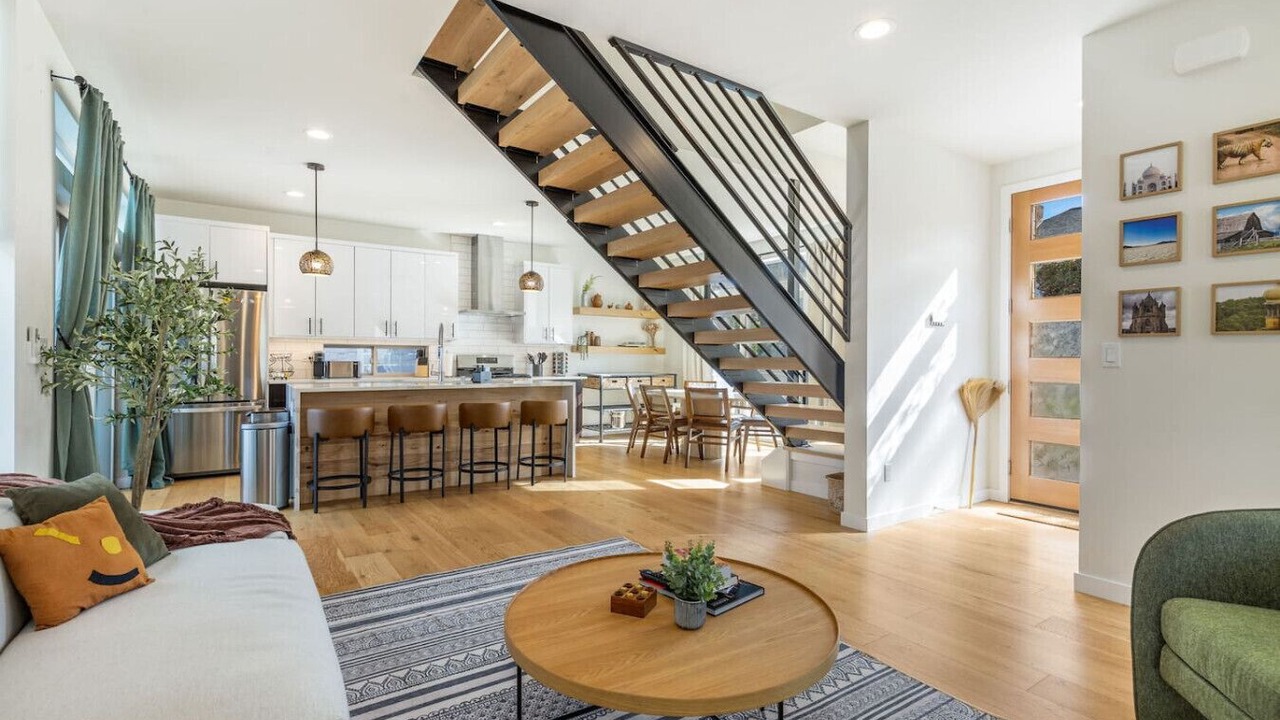 Photo of Livingroom in North Beacon Hill