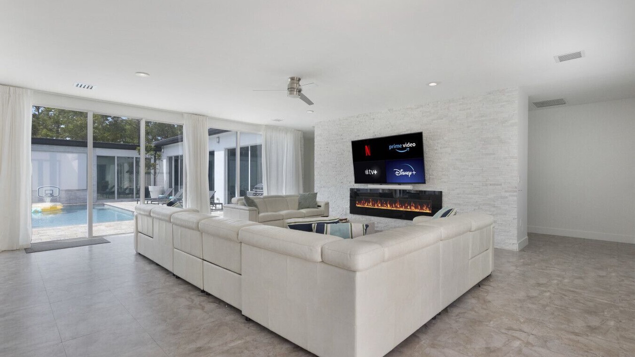 Photo of Livingroom in Hunt Club