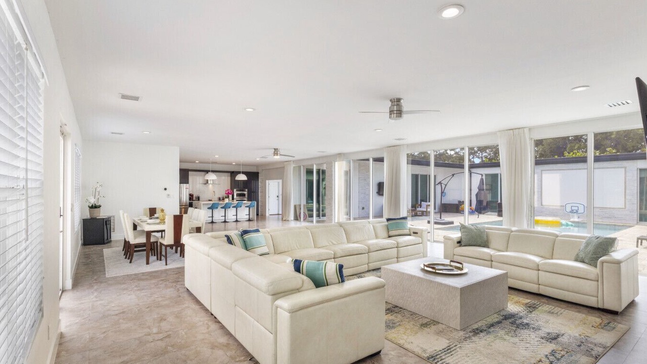 Photo of Livingroom in Hunt Club
