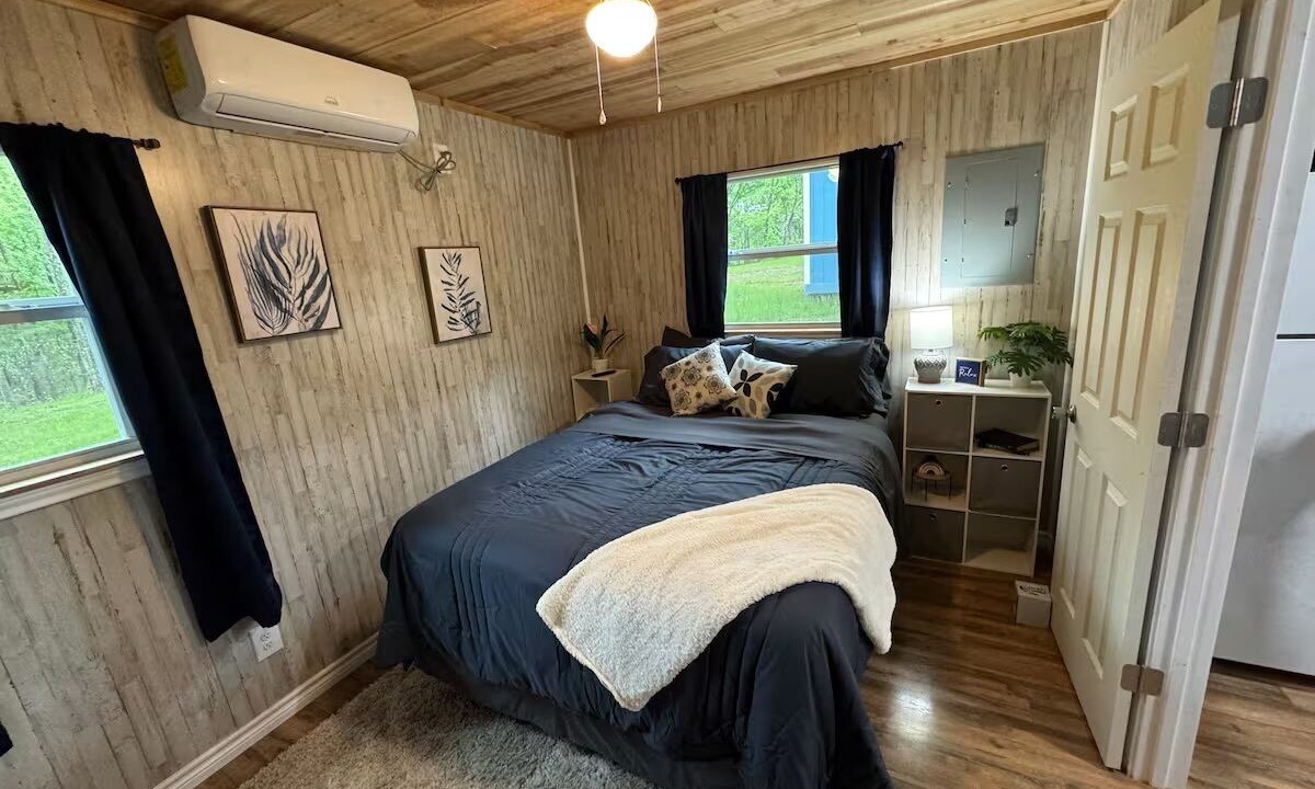 Photo of Bedroom in Anderson County