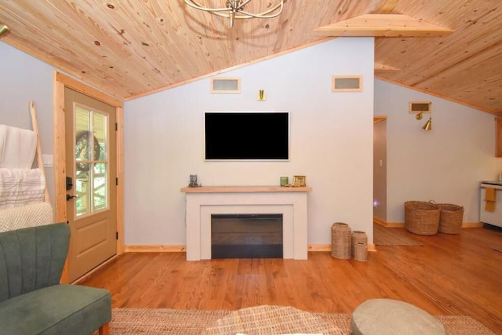 Photo of Livingroom in Hollins