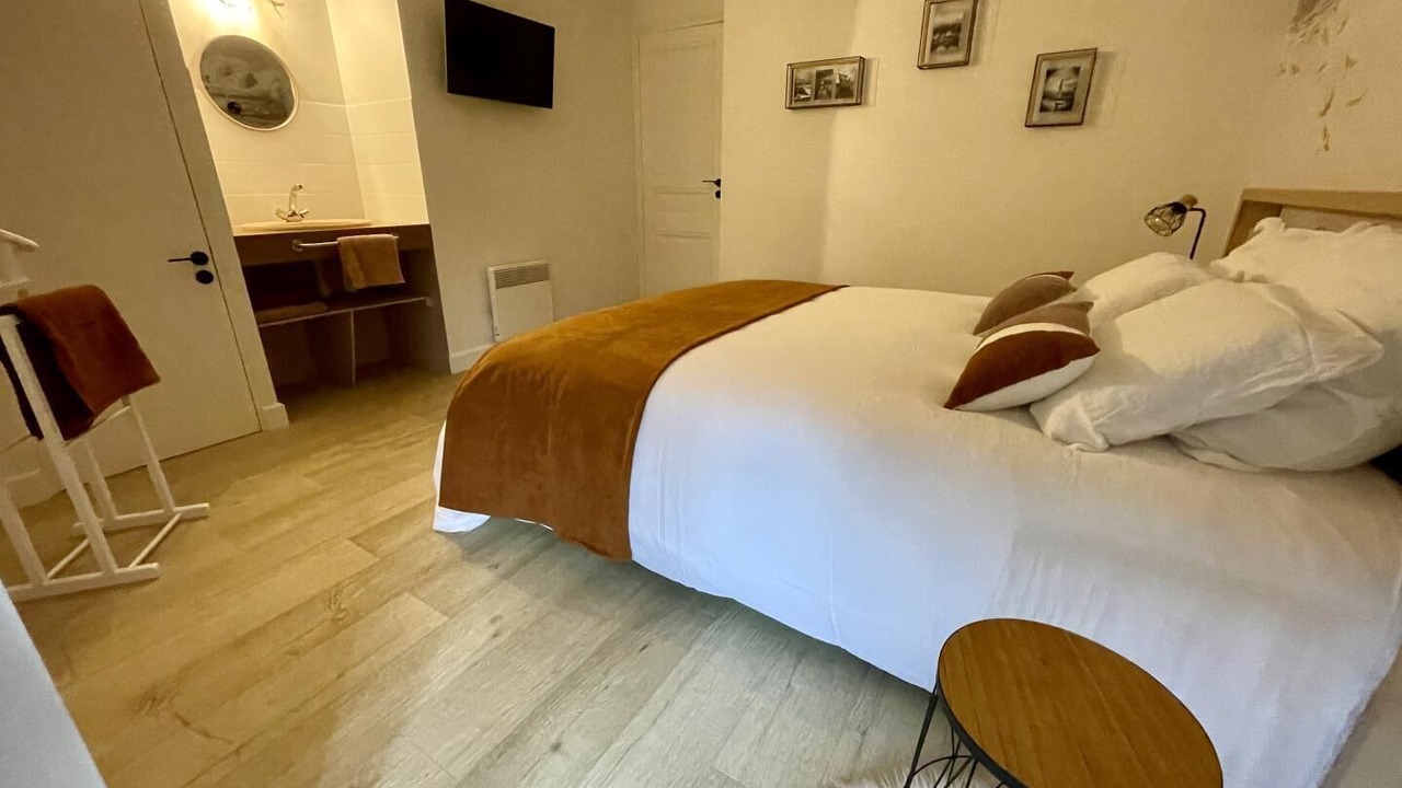 Photo of Bedroom in Locoal-Mendon