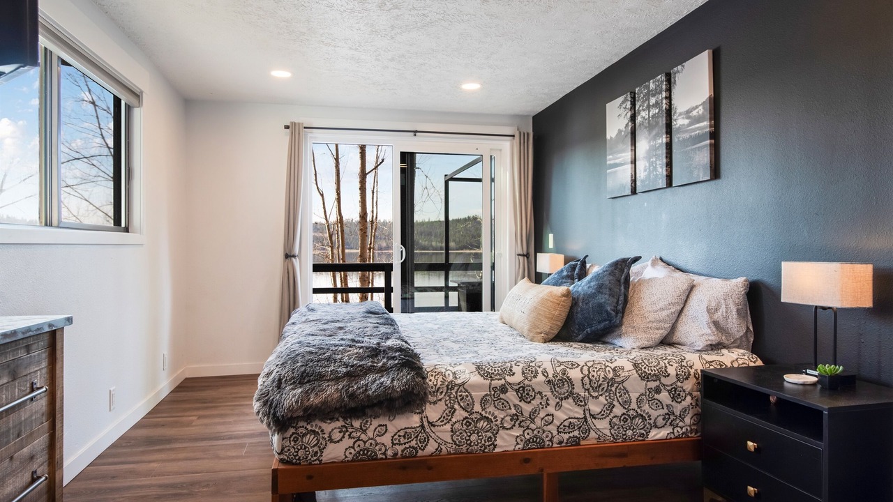 Photo of Others in Hauser