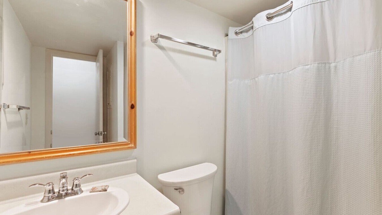 Photo of Bathroom in Night Heron