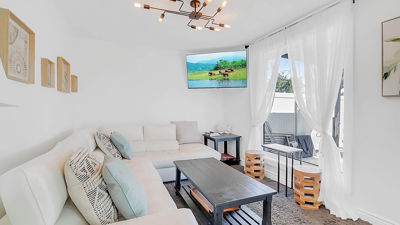 Photo of Livingroom in Lakeshore