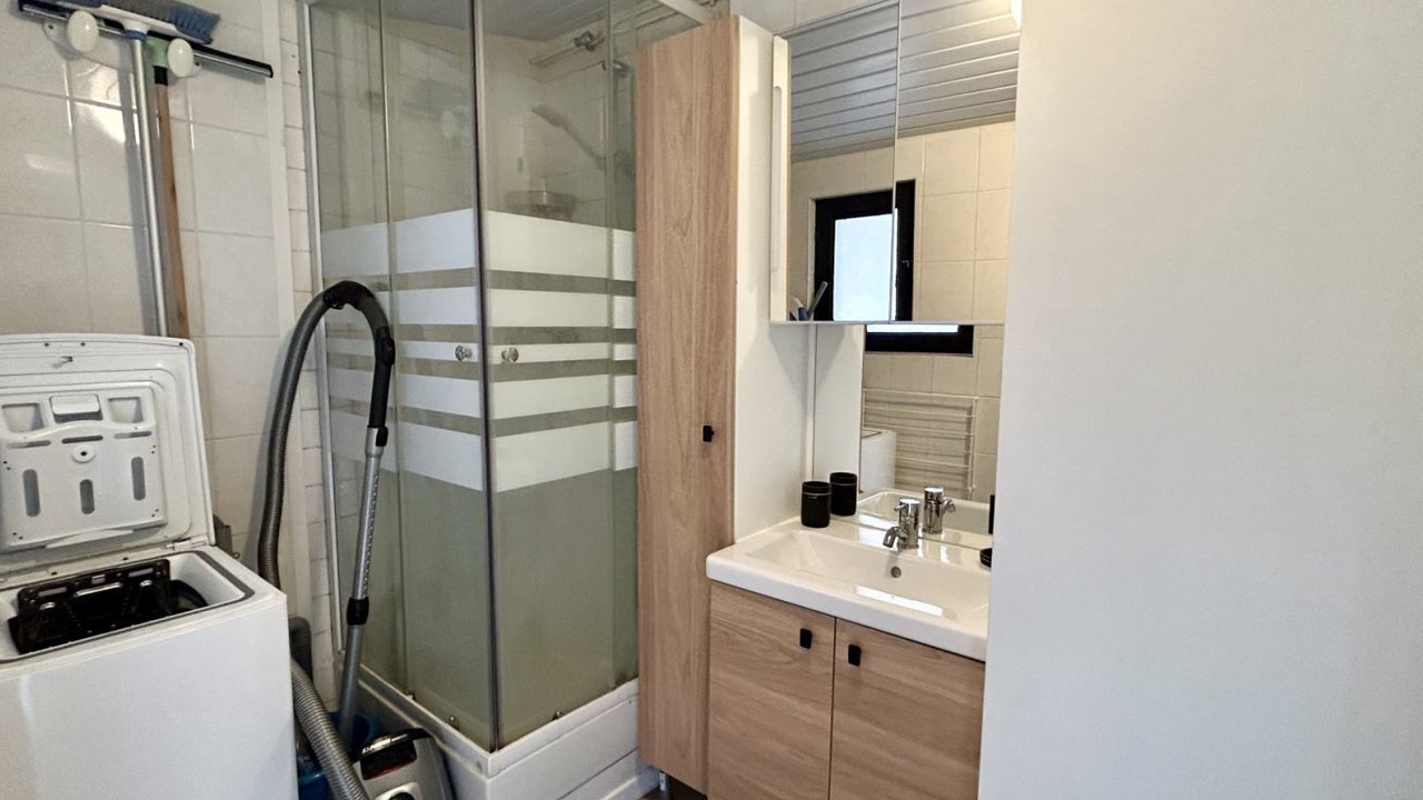 Photo of Bathroom in Rue