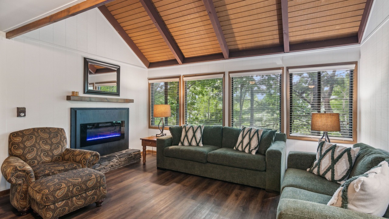 Photo of Livingroom in Big Canoe
