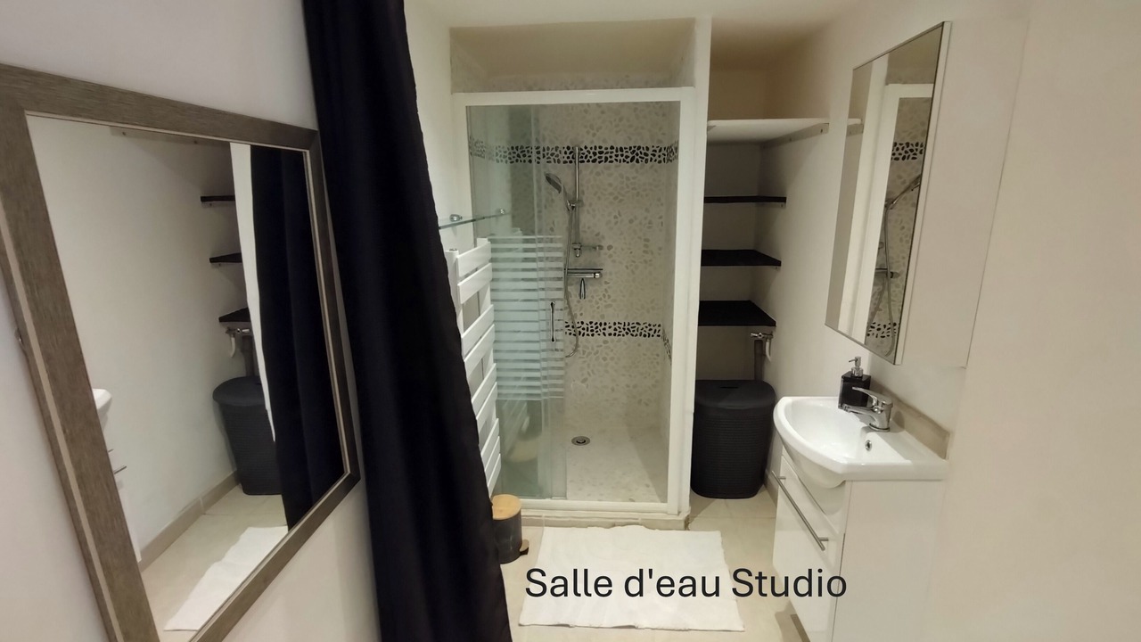 Photo of Bathroom in Roeze-sur-Sarthe