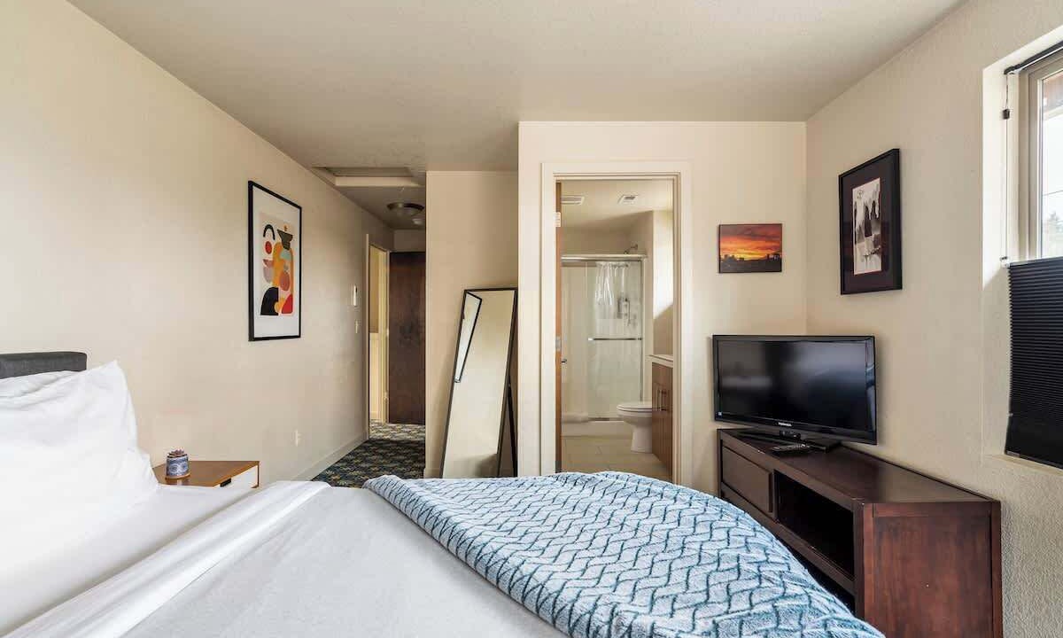 Photo of Bedroom in King