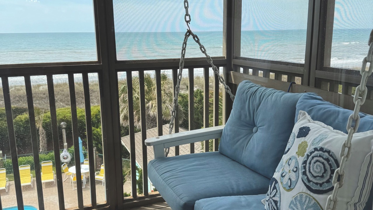 Photo of Livingroom in Pine Knoll Shores