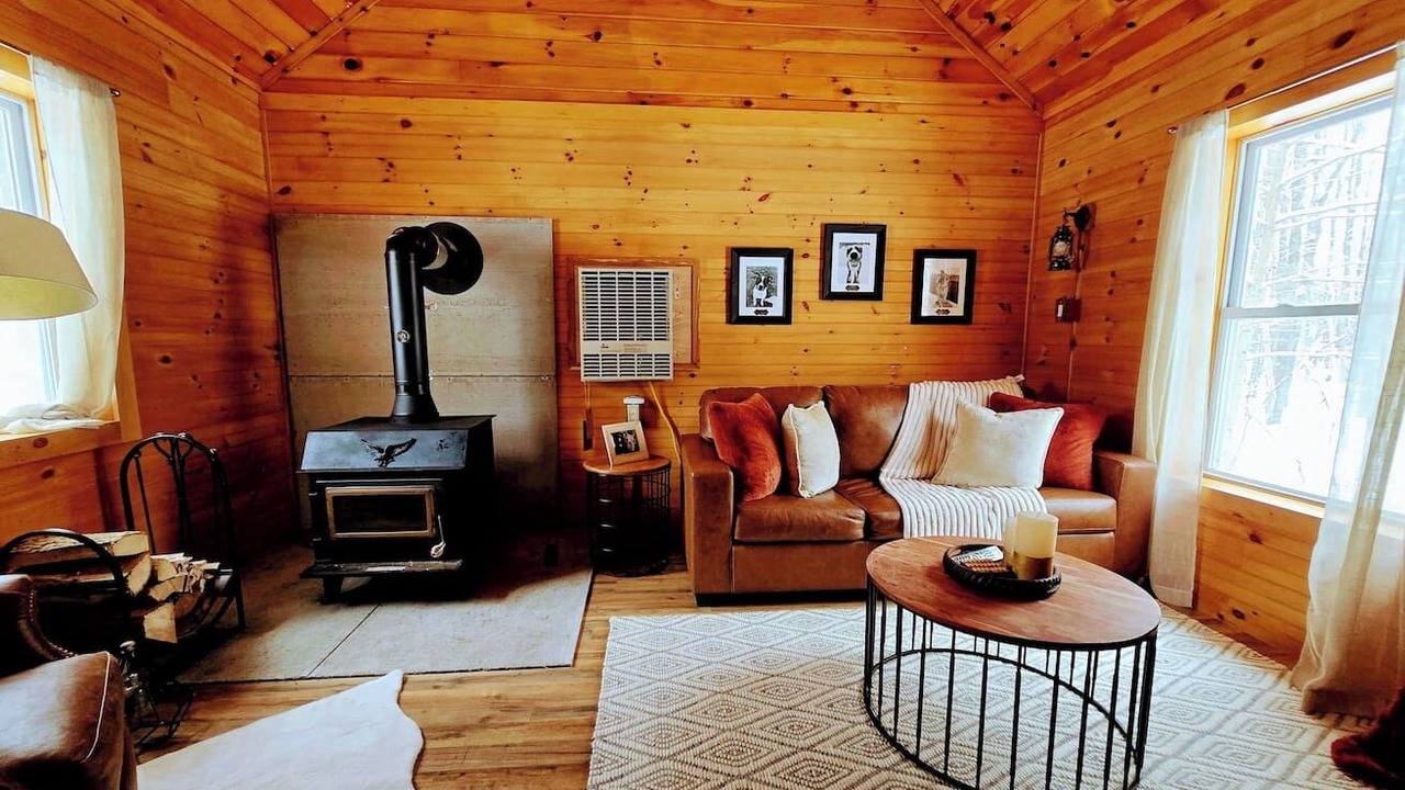 Photo of Livingroom in Town of Amboy