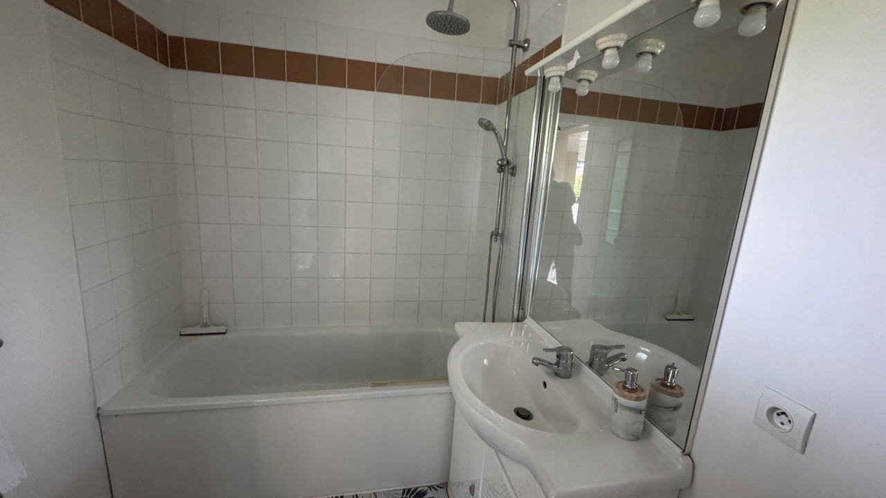 Photo of Bathroom in Equemauville