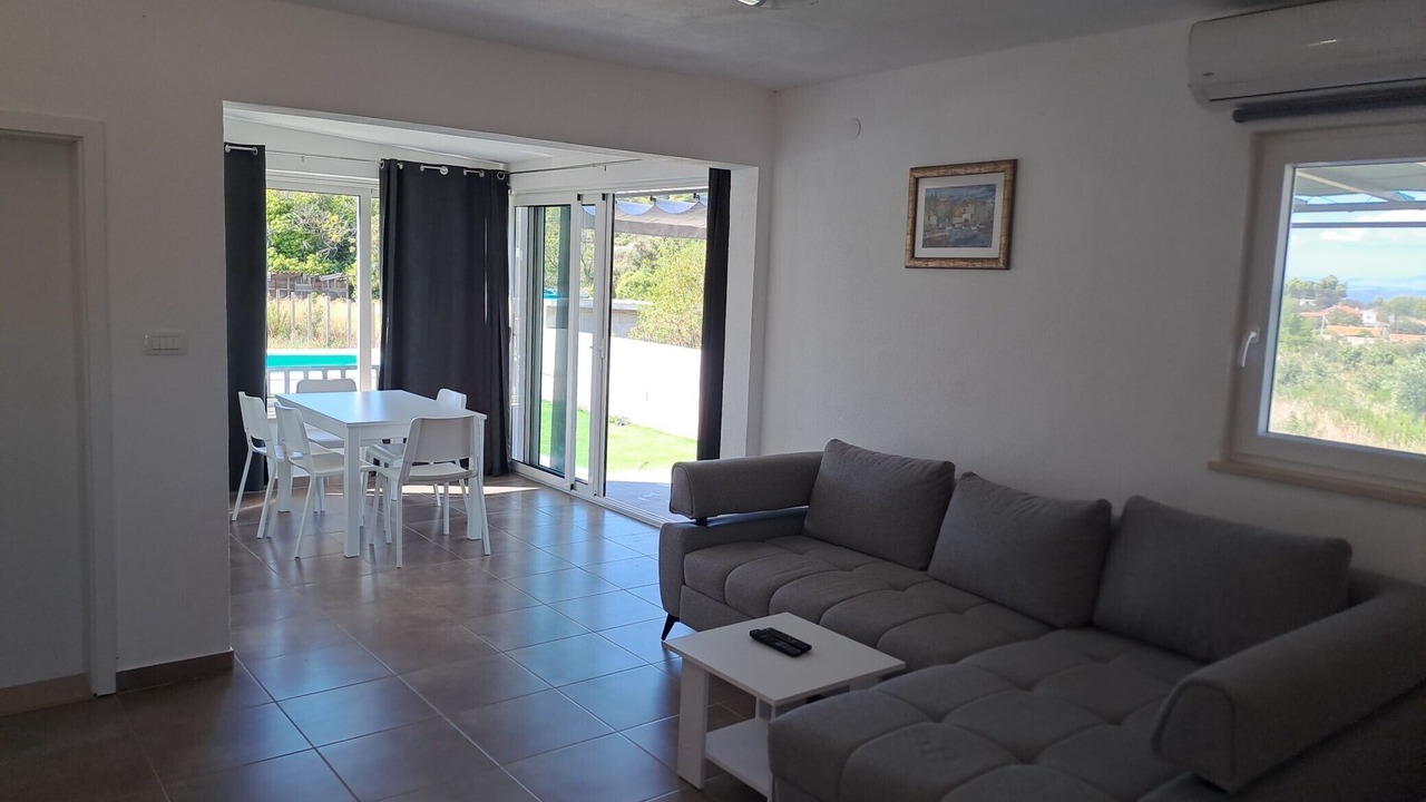 Photo of Livingroom in Mirce