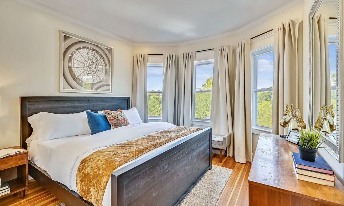 Photo of Bedroom in Forest Hills - Woodbourne