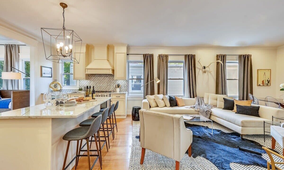 Photo of Livingroom in Forest Hills - Woodbourne