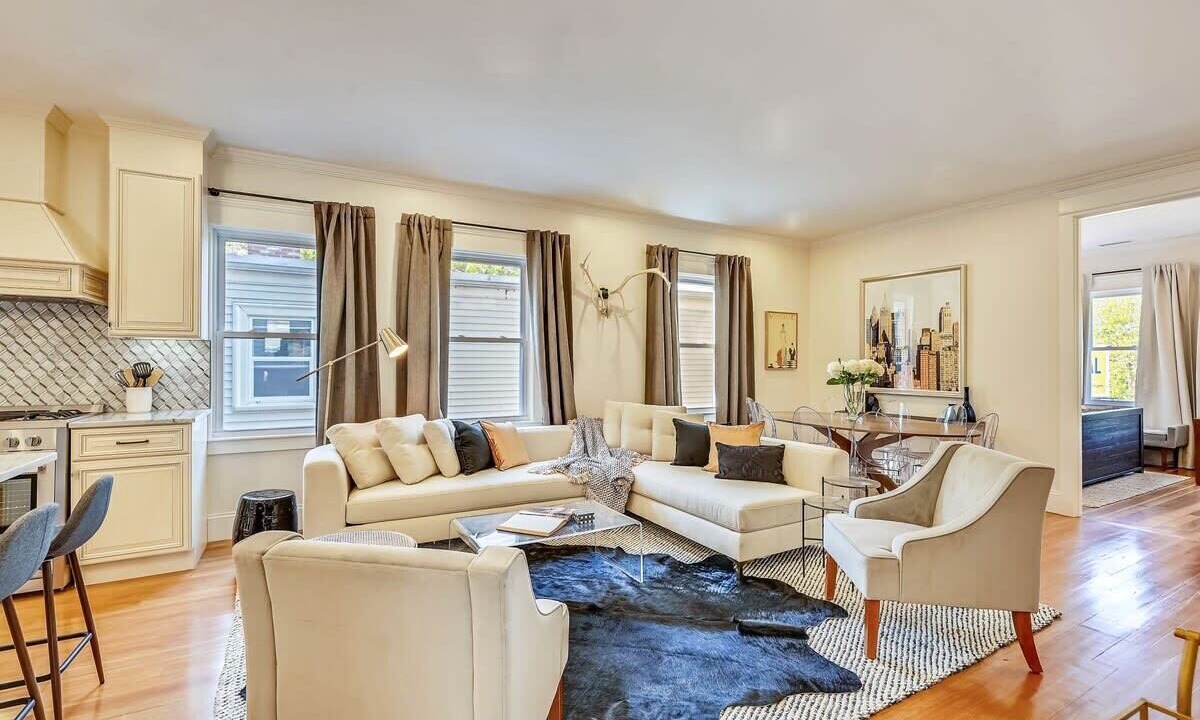 Photo of Livingroom in Forest Hills - Woodbourne