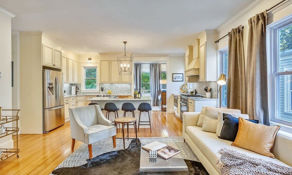 Photo of Livingroom in Forest Hills - Woodbourne