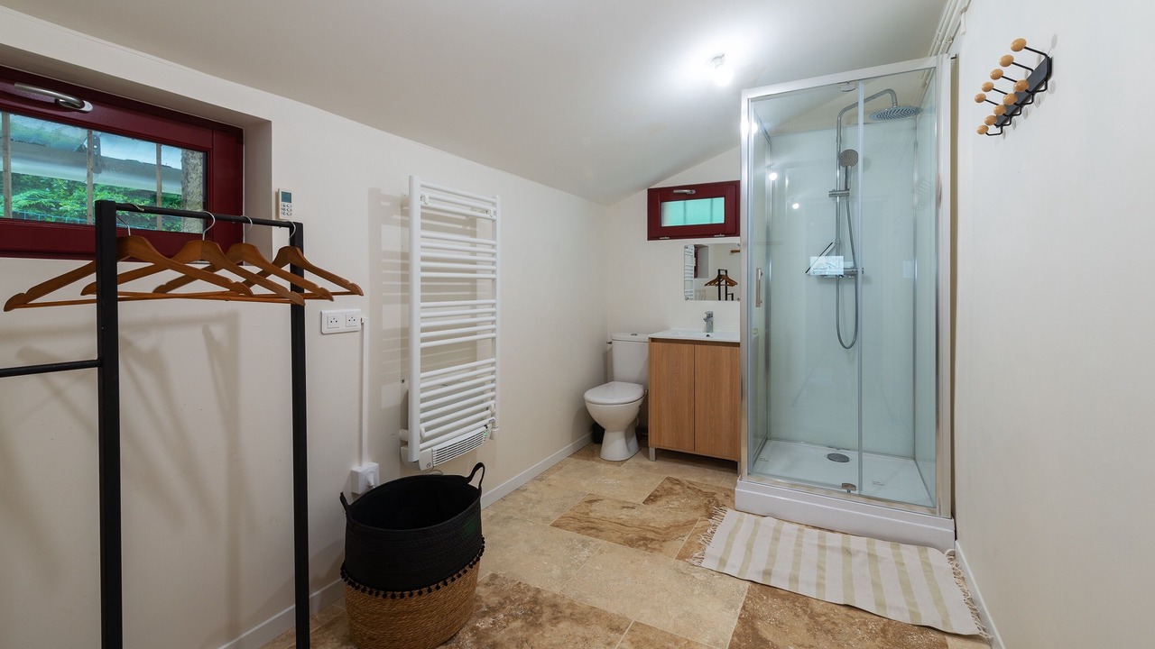Photo of Bathroom in Saint-Cyr-en-Bourg