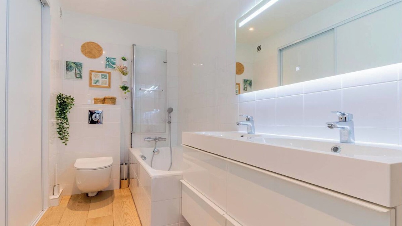 Photo of Bathroom in Saint-Cloud