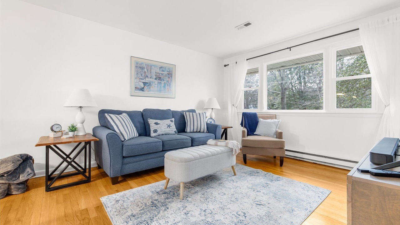 Photo of Livingroom in Cape Saint Claire