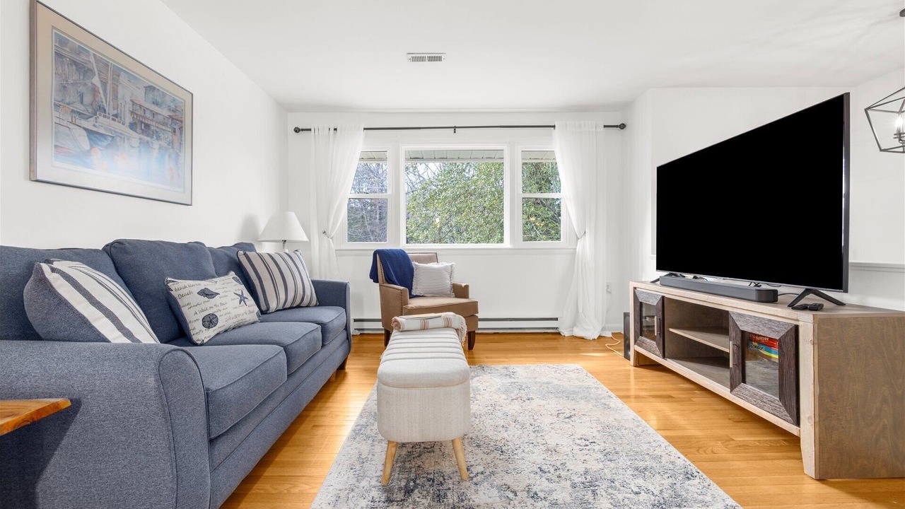 Photo of Livingroom in Cape Saint Claire