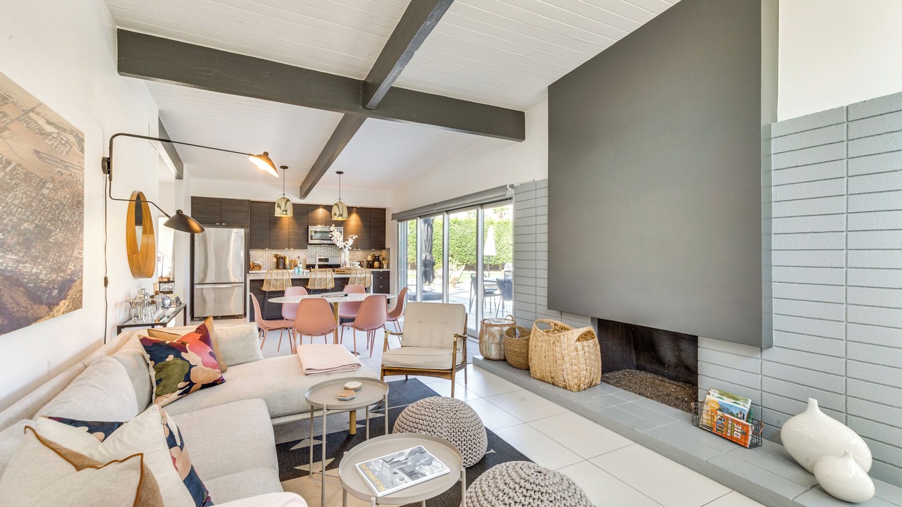 Photo of Livingroom in Racquet Club Estates