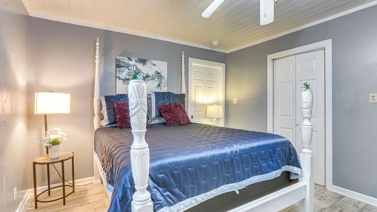 Photo of Bedroom in Lakeview  Jefferson County