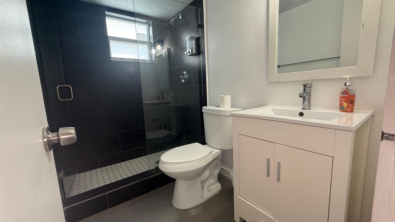 Photo of Bathroom in Allapattah