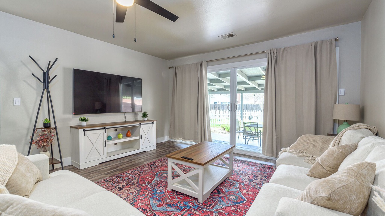 Photo of Livingroom in Southwestern Sacramento