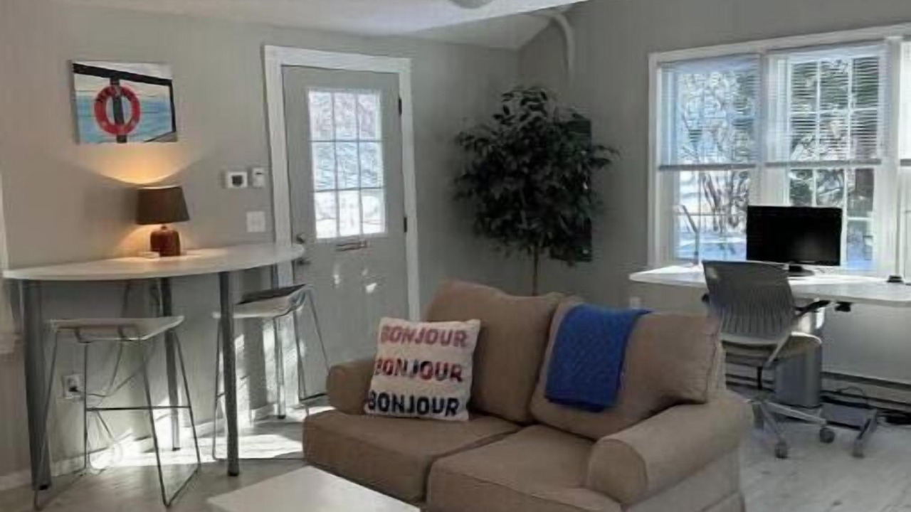 Photo of Livingroom in Meetinghouse Hill